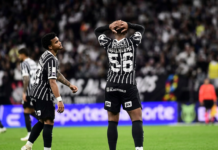 Corinthians perde de virada para a Chapecoense, chega à quarta derrota seguida e aumenta pressão