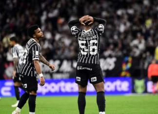 Corinthians perde de virada para a Chapecoense, chega à quarta derrota seguida e aumenta pressão