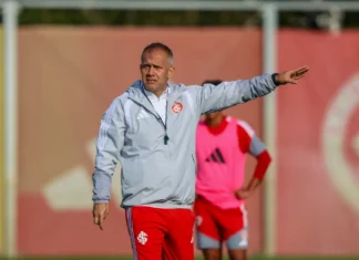 Eduardo Baptista assume o Inter com contrato curto e missão de tirar clube do Z-4