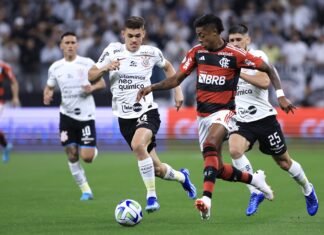 Flamengo recebe Corinthians em duelo que expõe realidades opostas no Brasileirão
