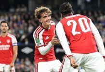 Max Dowman marca duas vezes aos 16 anos, Arsenal elimina Ipswich e iguala feito de Wayne Rooney