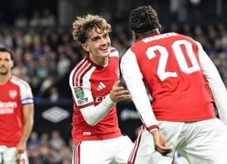 Max Dowman marca duas vezes aos 16 anos, Arsenal elimina Ipswich e iguala feito de Wayne Rooney