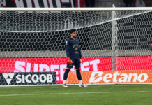 Mycael pega pênalti no fim e Athletico vence Bahia em confronto direto pelo G-4