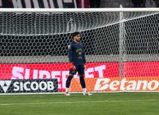 Mycael pega pênalti no fim e Athletico vence Bahia em confronto direto pelo G-4