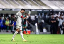 Neymar sente a coxa direita, preocupa Santos e deve desfalcar time contra o Internacional