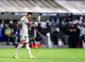Neymar sente a coxa direita, preocupa Santos e deve desfalcar time contra o Internacional
