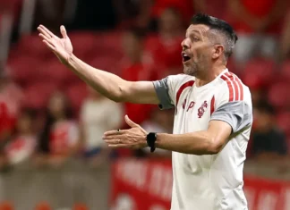 Inter mantém Pezzolano até jogo contra o Santos, mas pressão aumenta após eliminação no Gre-Nal