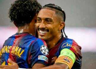 Raphinha marca duas vezes, Barcelona goleia o Feyenoord e começa forte na Champions