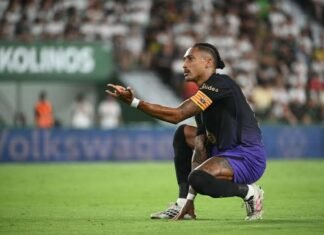 Raphinha chega à Champions como artilheiro do Barcelona e amplia opções para a Seleção