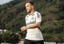 Santos anuncia Arthur, aguarda liberação de Rodinei e vê negociação por Emerson Palmieri esfria