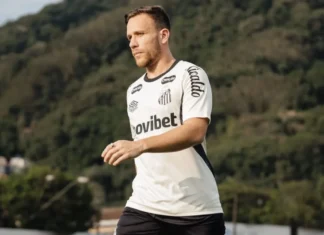 Santos anuncia Arthur, aguarda liberação de Rodinei e vê negociação por Emerson Palmieri esfria