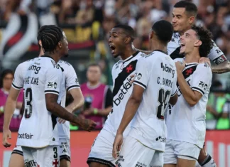 Vasco vence Vitória, chega à terceira semifinal seguida da Copa do Brasil e terá Palmeiras pela frente