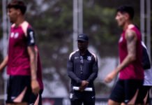 Seedorf não poderá comandar Corinthians contra o Vitória por problema no visto e no BID