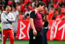 Corinthians demite Fernando Diniz após sétima derrota seguida e tenta ter novo técnico para o Dérbi