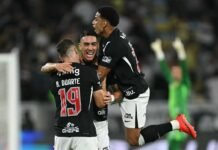 Corinthians sofre virada do Vasco por 3 a 2 e entra no Z-4 na estreia de Seedorf
