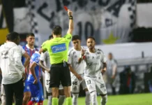 Neymar é expulso pela Lei Vini Jr. e desfalca Santos por dois jogos no Brasileirão