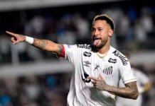 Neymar volta com dois gols, salva o Santos e segura o Flamengo em empate na Vila
