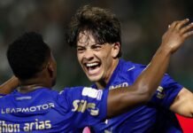 Palmeiras vence Bragantino por 2 a 0, assume liderança e pressiona Flamengo no Brasileirão