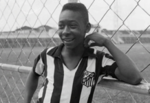 Pelé estreou pelo Santos aos 15 anos e marcou seu primeiro gol: relembre o início do Rei do Futebol