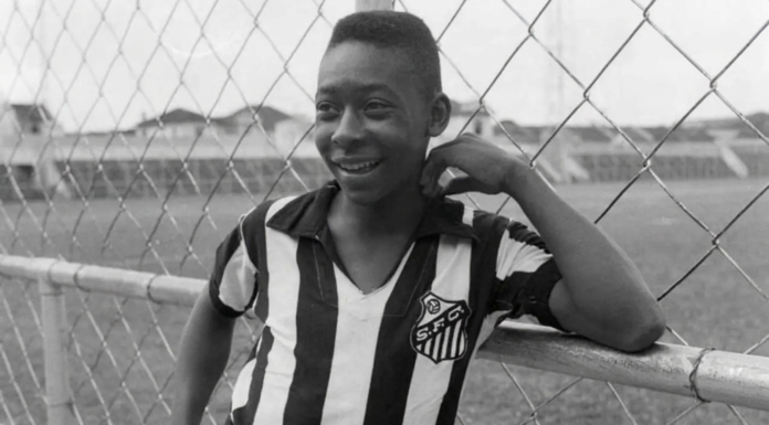 Pelé estreou pelo Santos aos 15 anos e marcou seu primeiro gol: relembre o início do Rei do Futebol