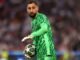 Por que goleiro pode sofrer escanteio por segurar a bola? Entenda a regra dos 8 segundos