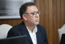 Santos paga três dívidas, mas segue com transfer bans e pode receber novas punições