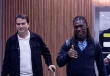 Seedorf chega ao Brasil e inicia missão para tirar Corinthians da crise